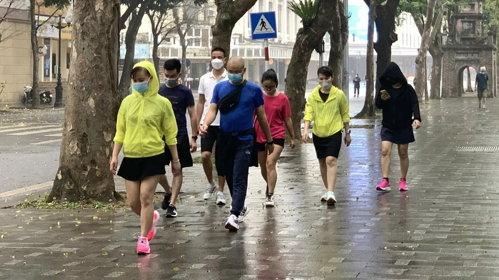 Đi bộ vừa tốt cho sức khỏe, vừa góp phần tiết kiệm chi phí di chuyển trong thời điểm giá xăng đang ở mức cao