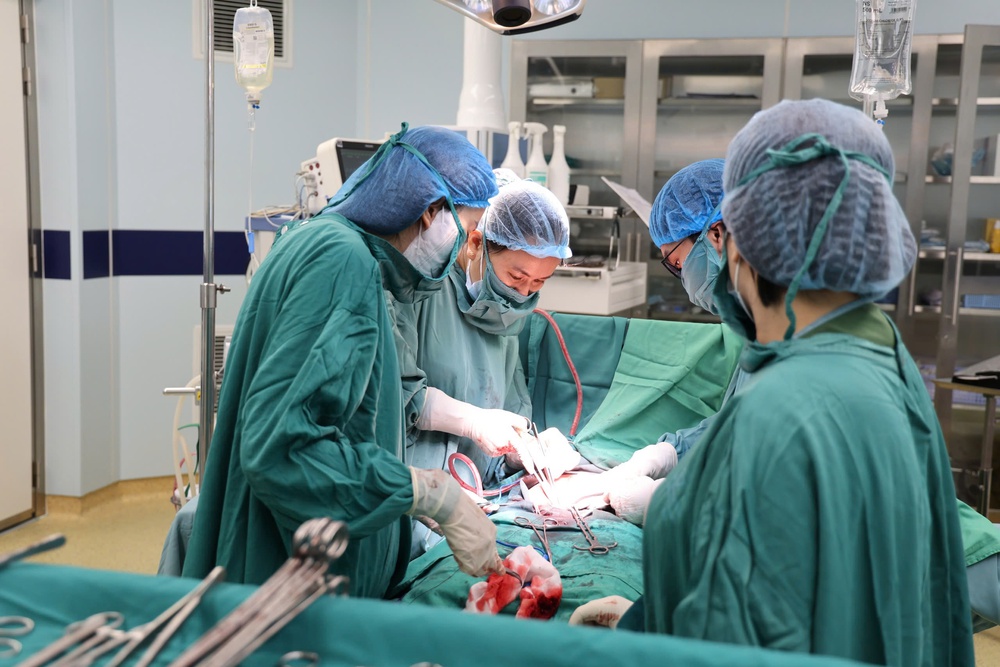 Phẫu thuật thành công khối u xơ tử cung “khổng lồ” 3,3kg kèm đa bệnh lý phức tạp - Ảnh 1.