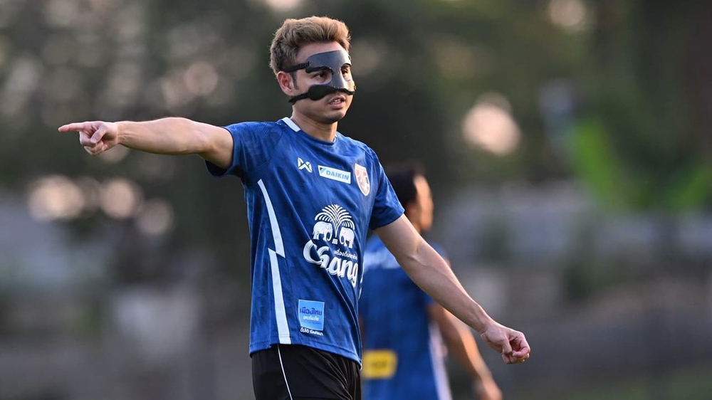 Theerathon Bunmathan tái xuất dù chấn thương, quyết cùng Thái Lan giành vé Asian Cup 2027 - Ảnh 1. Theerathon Bunmathan tái xuất dù chấn thương, quyết cùng Thái Lan giành vé Asian Cup 2027 - Ảnh 1.