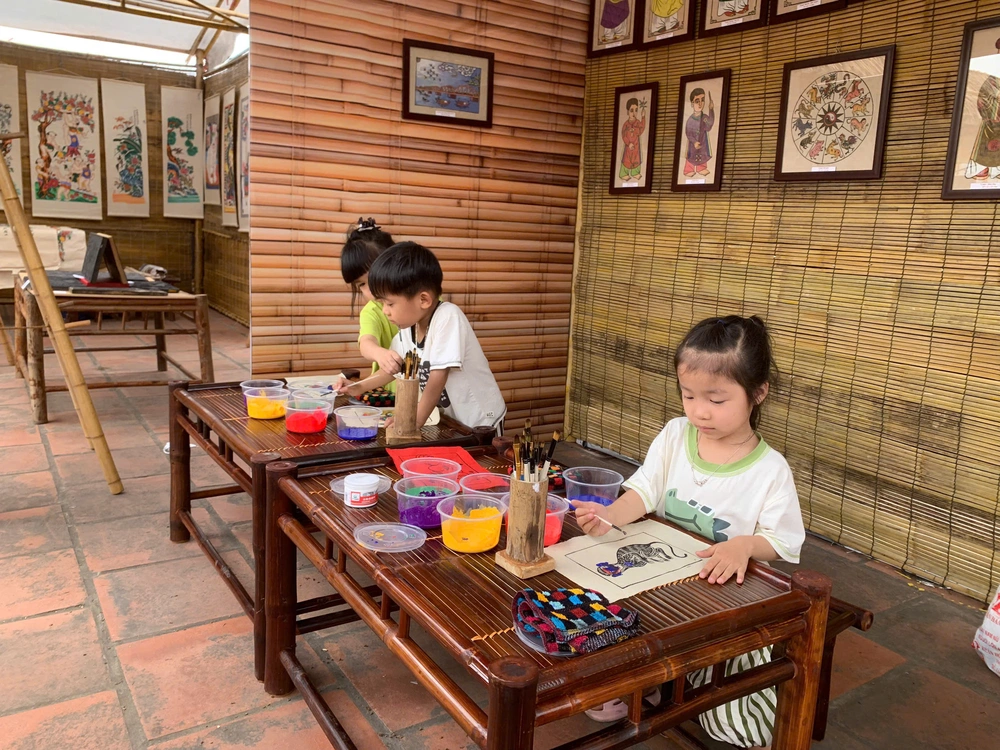 Tái hiện chợ tranh Đông Hồ truyền thống một thời - Ảnh 10. Tái hiện chợ tranh Đông Hồ truyền thống một thời - Ảnh 10.