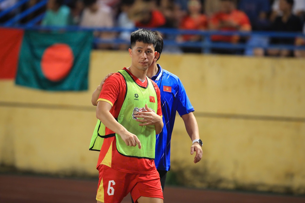 Tin nóng bóng đá Việt hôm nay 27/3: Đội tuyển Việt Nam tập nhẹ; CLB Ninh Bình hòa Nam Định - Ảnh 1.