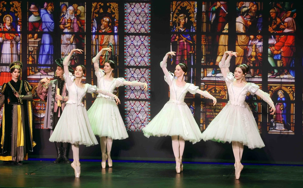 Nghệ sĩ Nga biểu diễn kiệt tác ballet kinh điển - Ảnh 4.