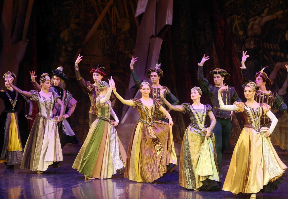 Nghệ sĩ Nga biểu diễn kiệt tác ballet kinh điển - Ảnh 1.