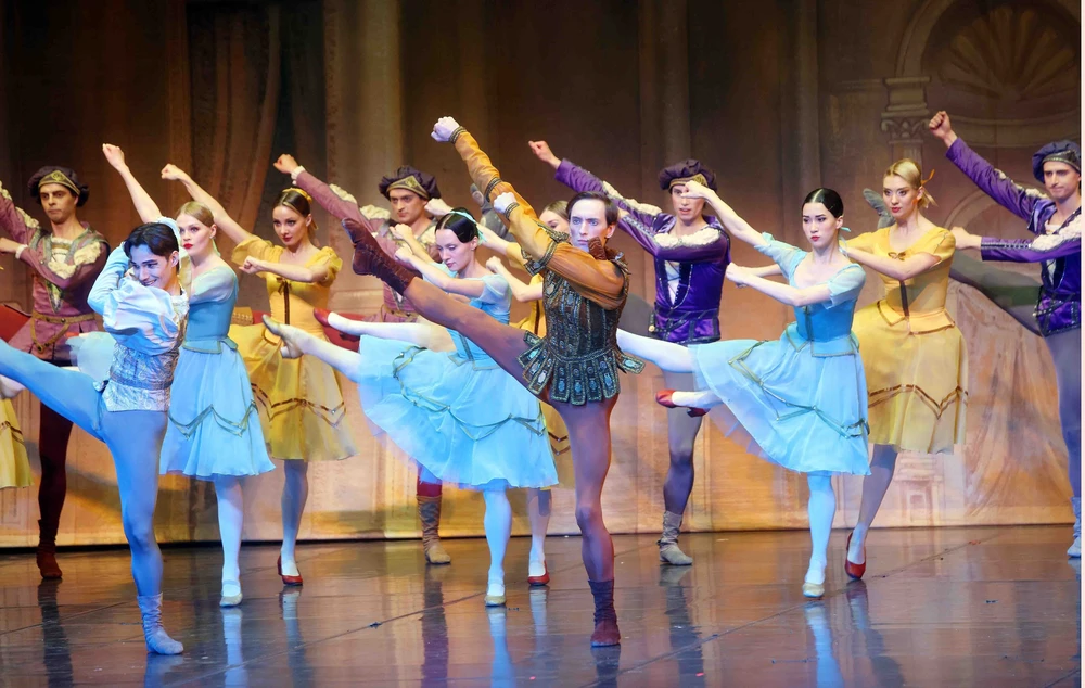 Nghệ sĩ Nga biểu diễn kiệt tác ballet kinh điển - Ảnh 7.