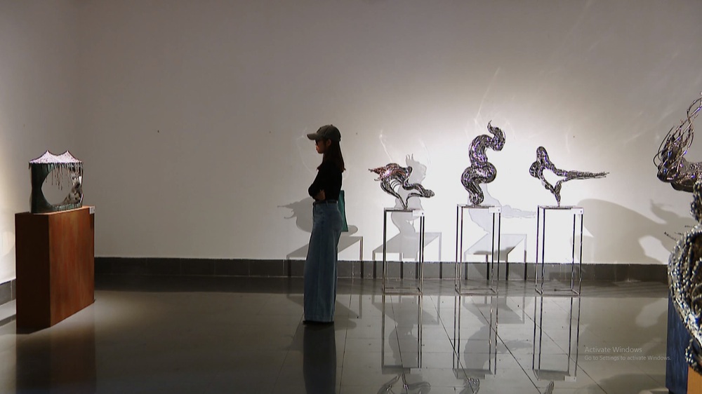 'Vọng kim': Đối thoại với ký ức và hiện tại của nhà điêu hắc Nguyễn Tuấn Hoàng - Ảnh 14.