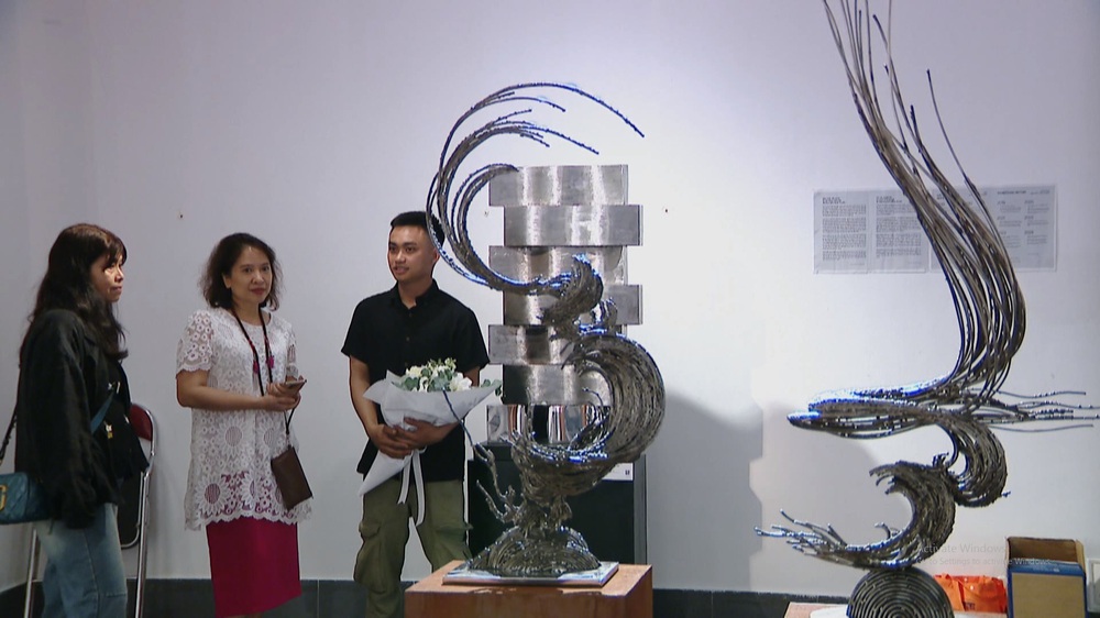 'Vọng kim': Đối thoại với ký ức và hiện tại của nhà điêu hắc Nguyễn Tuấn Hoàng - Ảnh 1.