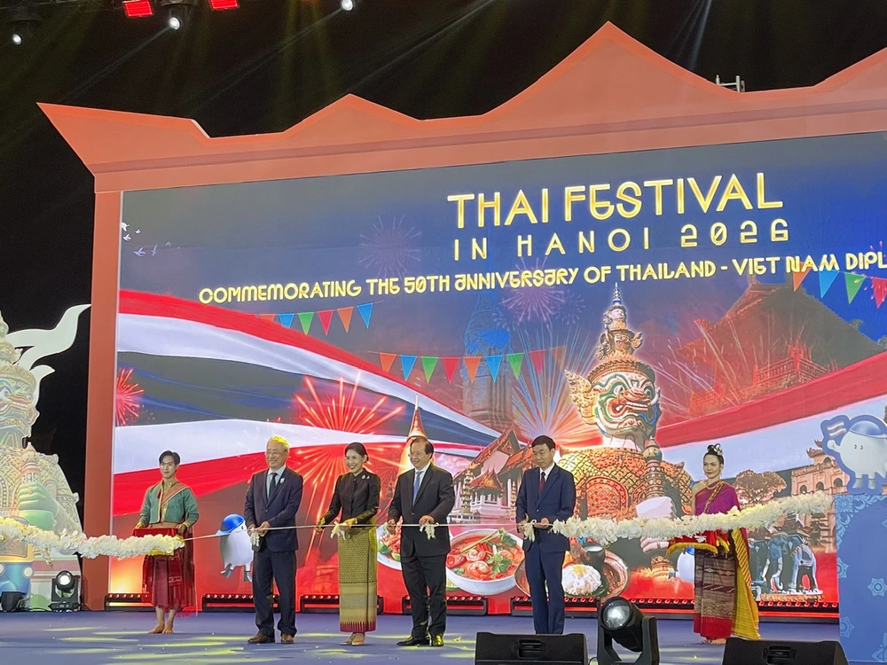 Trải nghiệm không khí lễ hội Songkran và ẩm thực xứ Chùa Vàng tại Hà Nội - Ảnh 3.