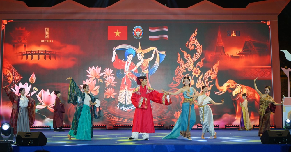 Trải nghiệm không khí lễ hội Songkran và ẩm thực xứ Chùa Vàng tại Hà Nội - Ảnh 4.