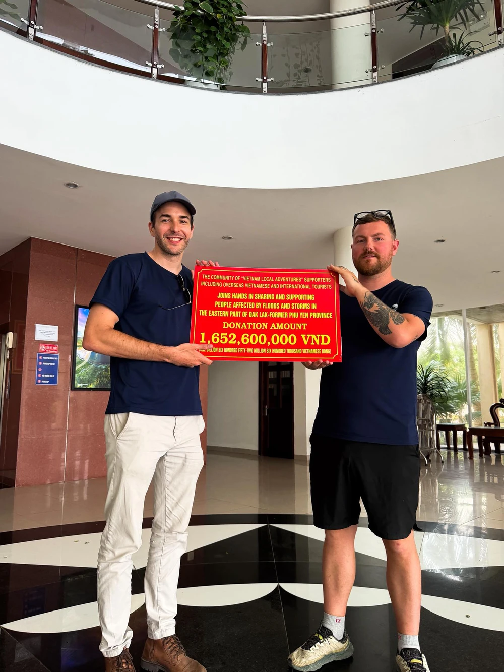 Tháng 12/2025, Luke tạm dừng hành trình để bay sang Việt Nam ủng hộ và cứu trợ người dân bị lũ lụt