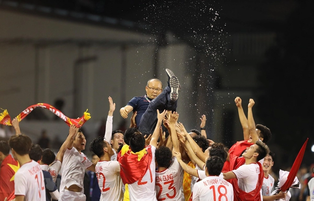 Báo Hàn Quốc khen ngợi khi HLV Kim Sang Sik tiệm cận 2 kỷ lục của thầy Park - Ảnh 2.