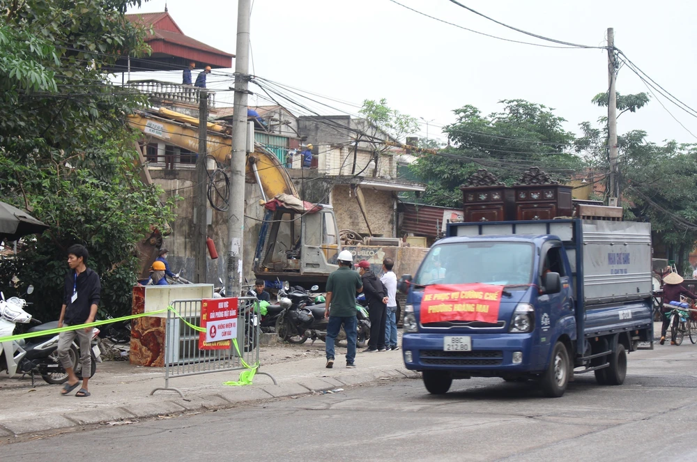 Hà Nội: Cưỡng chế thu hồi đất thực hiện dự án xây dựng đường Tam Trinh - Ảnh 6. Hà Nội: Cưỡng chế thu hồi đất thực hiện dự án xây dựng đường Tam Trinh - Ảnh 6.