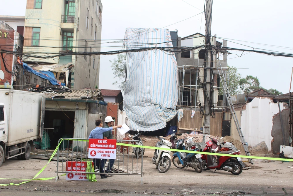 Hà Nội: Cưỡng chế thu hồi đất thực hiện dự án xây dựng đường Tam Trinh - Ảnh 4. Hà Nội: Cưỡng chế thu hồi đất thực hiện dự án xây dựng đường Tam Trinh - Ảnh 4.