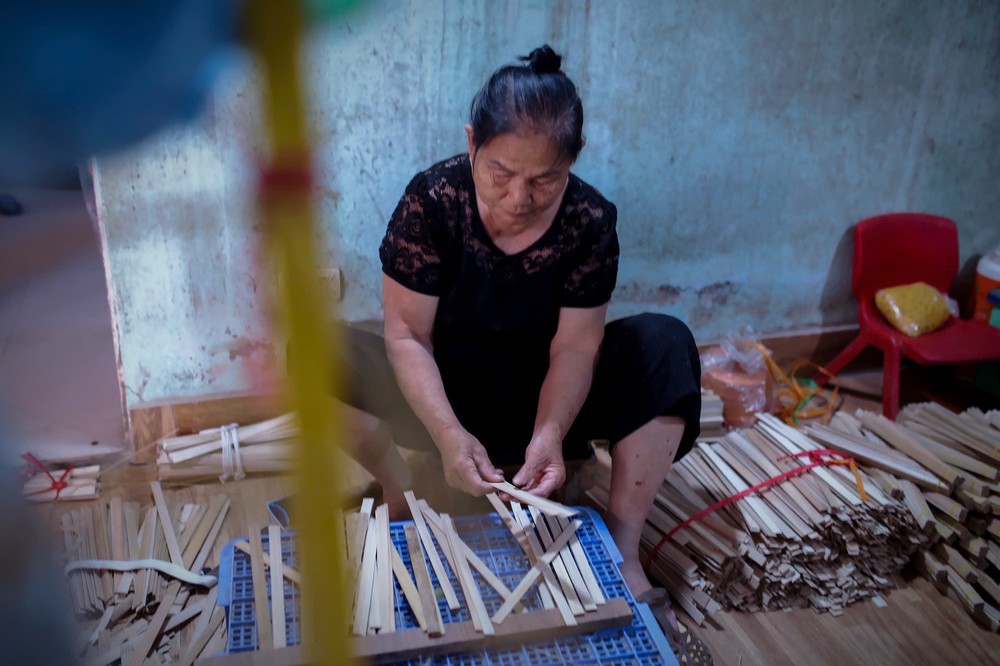 Làng quạt Chàng Sơn, nỗ lực gìn giữ nghề truyền thống - Ảnh 2.