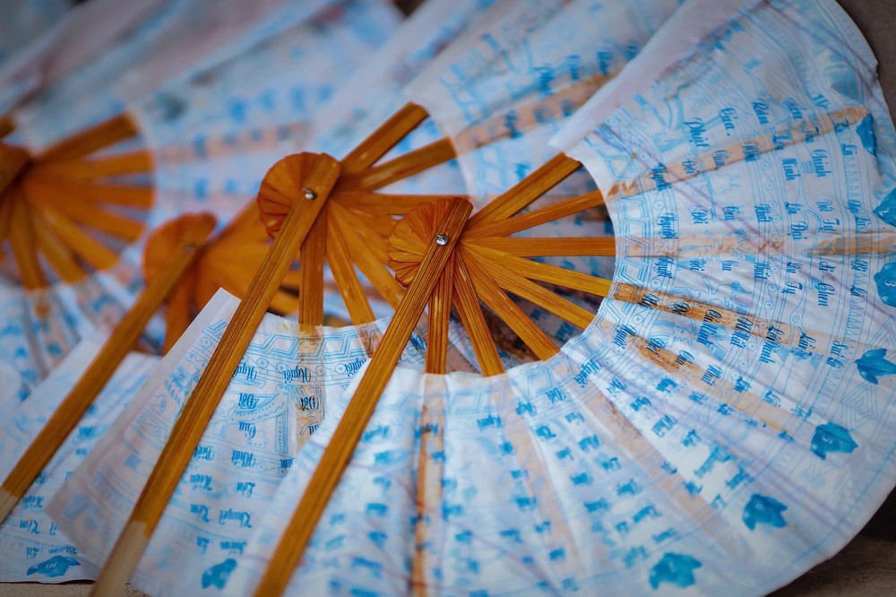 Làng quạt Chàng Sơn, nỗ lực gìn giữ nghề truyền thống - Ảnh 1.