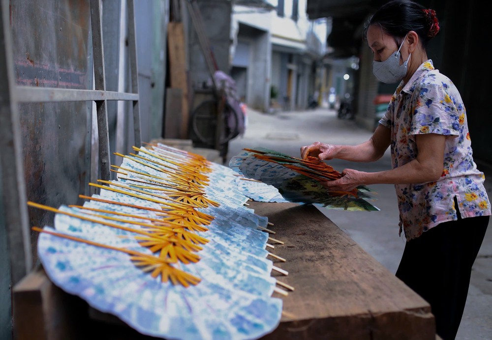 Làng quạt Chàng Sơn, nỗ lực gìn giữ nghề truyền thống - Ảnh 8.