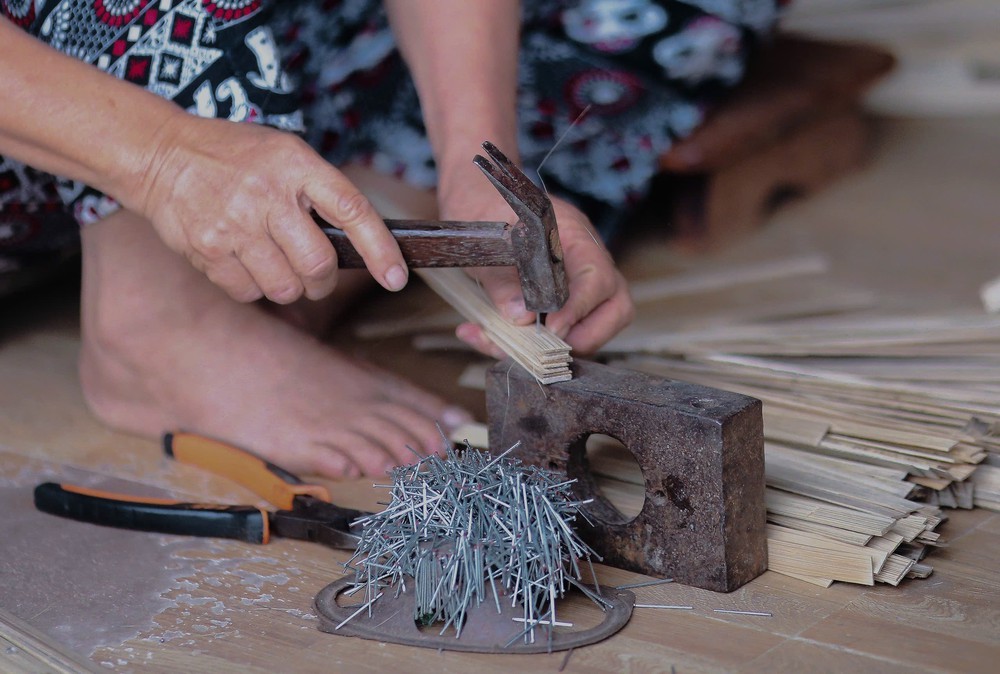 Làng quạt Chàng Sơn, nỗ lực gìn giữ nghề truyền thống - Ảnh 3.
