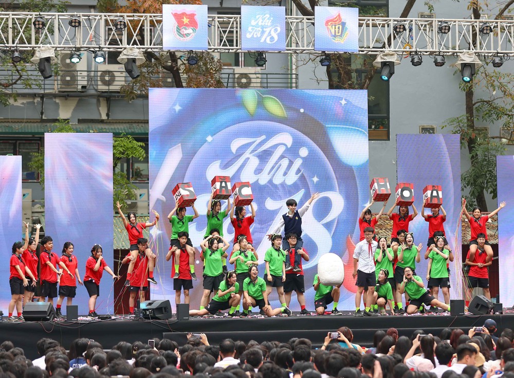 Tuổi trẻ THPT Việt Đức (Hà Nội) bùng nổ cảm xúc với "Khi tôi 18" - Ảnh 7. Tuổi trẻ THPT Việt Đức (Hà Nội) bùng nổ cảm xúc với "Khi tôi 18" - Ảnh 7.