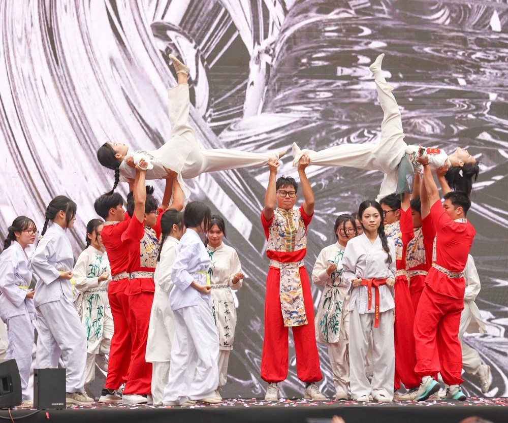 Tuổi trẻ THPT Việt Đức (Hà Nội) bùng nổ cảm xúc với "Khi tôi 18" - Ảnh 9. Tuổi trẻ THPT Việt Đức (Hà Nội) bùng nổ cảm xúc với "Khi tôi 18" - Ảnh 9.