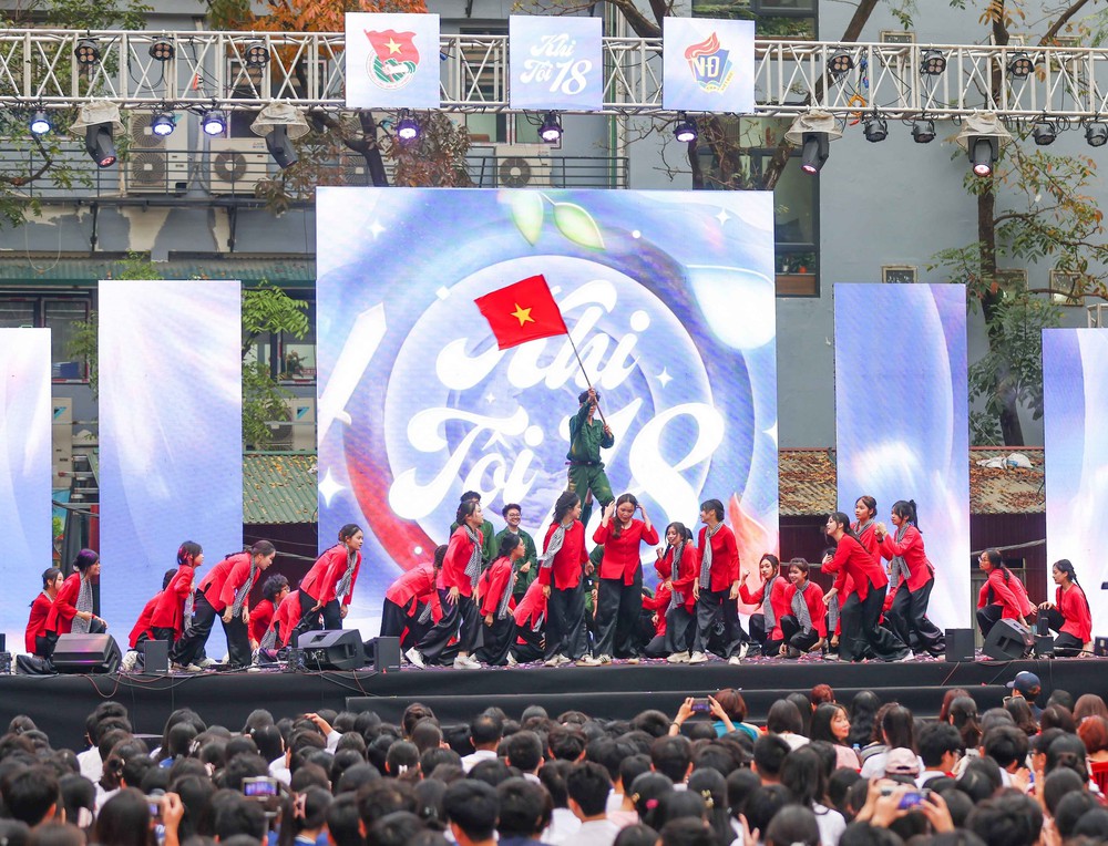 Tuổi trẻ THPT Việt Đức (Hà Nội) bùng nổ cảm xúc với "Khi tôi 18" - Ảnh 3. Tuổi trẻ THPT Việt Đức (Hà Nội) bùng nổ cảm xúc với "Khi tôi 18" - Ảnh 3.