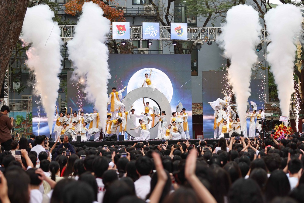 Tuổi trẻ THPT Việt Đức (Hà Nội) bùng nổ cảm xúc với "Khi tôi 18" - Ảnh 5. Tuổi trẻ THPT Việt Đức (Hà Nội) bùng nổ cảm xúc với "Khi tôi 18" - Ảnh 5.