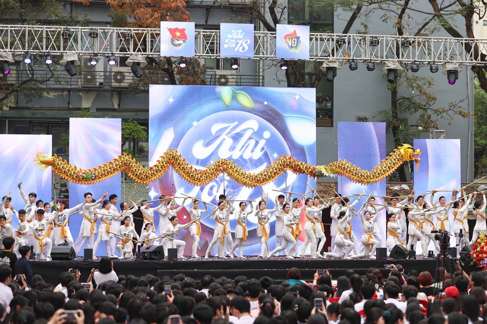 Tuổi trẻ THPT Việt Đức (Hà Nội) bùng nổ cảm xúc với "Khi tôi 18" - Ảnh 4. Tuổi trẻ THPT Việt Đức (Hà Nội) bùng nổ cảm xúc với "Khi tôi 18" - Ảnh 4.