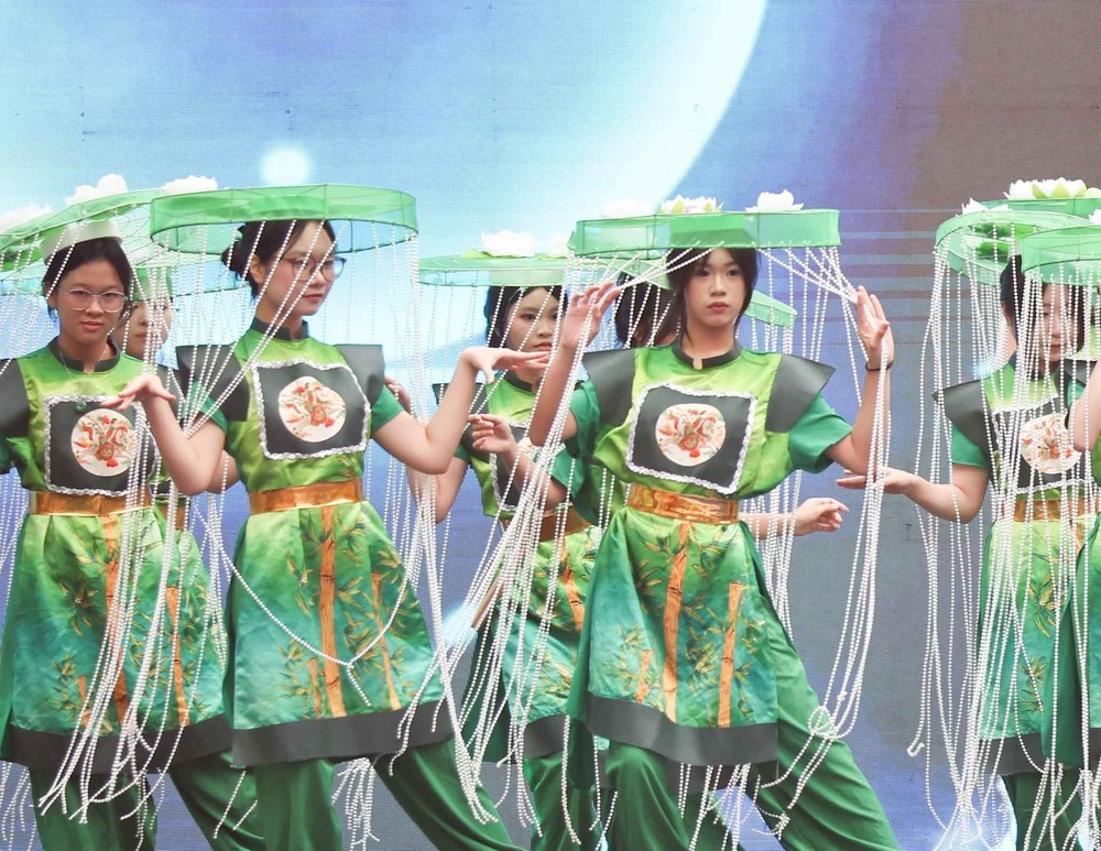 Tuổi trẻ THPT Việt Đức (Hà Nội) bùng nổ cảm xúc với "Khi tôi 18" - Ảnh 8. Tuổi trẻ THPT Việt Đức (Hà Nội) bùng nổ cảm xúc với "Khi tôi 18" - Ảnh 8.