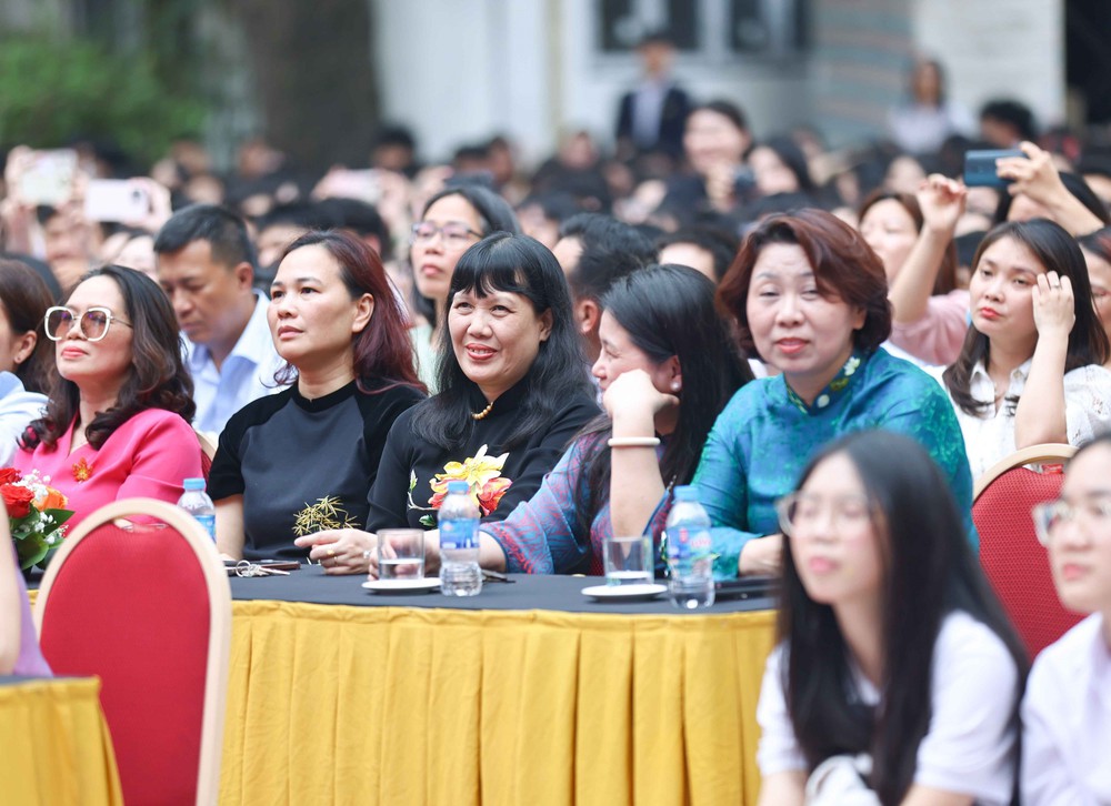 Tuổi trẻ THPT Việt Đức (Hà Nội) bùng nổ cảm xúc với "Khi tôi 18" - Ảnh 1. Tuổi trẻ THPT Việt Đức (Hà Nội) bùng nổ cảm xúc với "Khi tôi 18" - Ảnh 1.