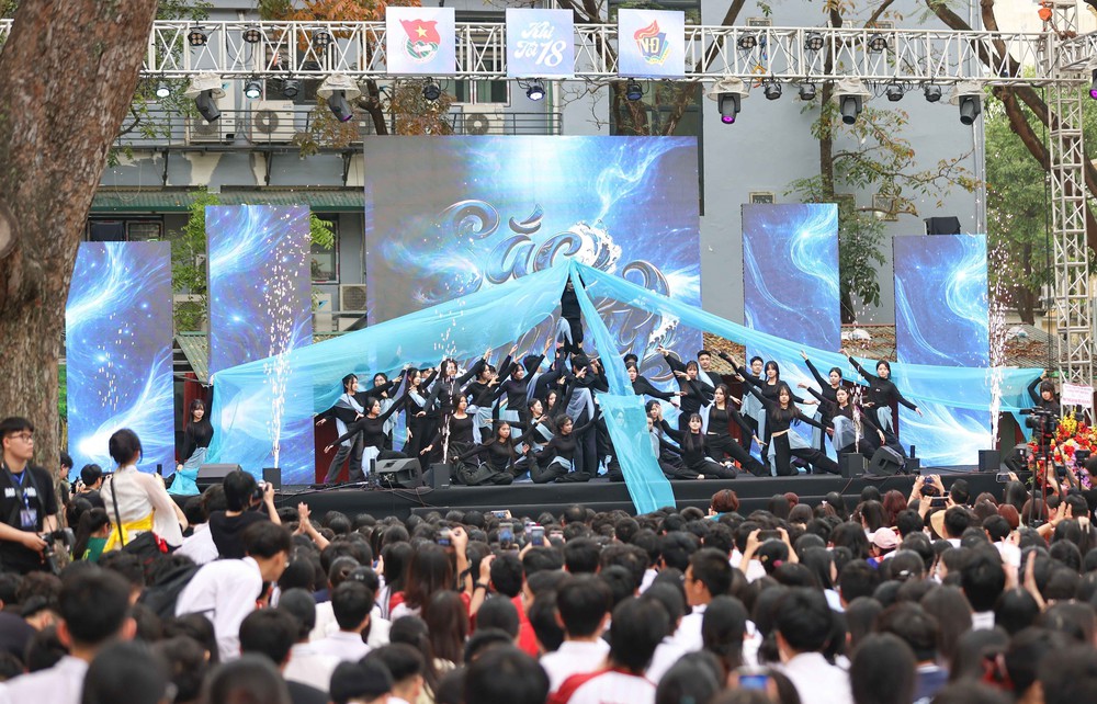 Tuổi trẻ THPT Việt Đức (Hà Nội) bùng nổ cảm xúc với "Khi tôi 18" - Ảnh 6. Tuổi trẻ THPT Việt Đức (Hà Nội) bùng nổ cảm xúc với "Khi tôi 18" - Ảnh 6.