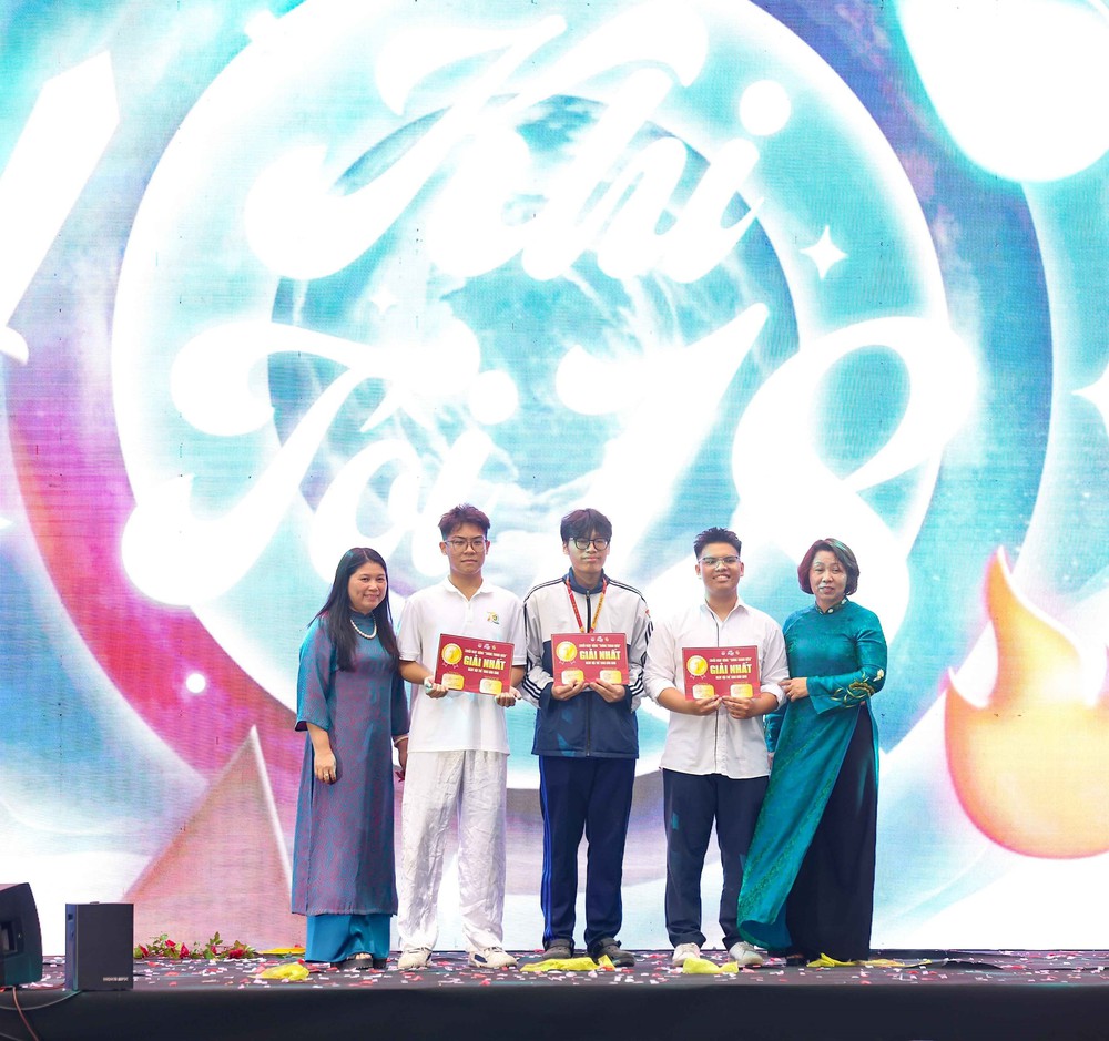 Tuổi trẻ THPT Việt Đức (Hà Nội) bùng nổ cảm xúc với "Khi tôi 18" - Ảnh 2. Tuổi trẻ THPT Việt Đức (Hà Nội) bùng nổ cảm xúc với "Khi tôi 18" - Ảnh 2.