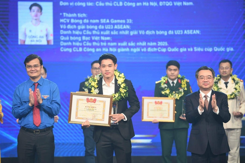 Bộ sưu tập danh hiệu cá nhân 'khủng' của Đình Bắc - Ảnh 1. Bộ sưu tập danh hiệu cá nhân 'khủng' của Đình Bắc - Ảnh 1.