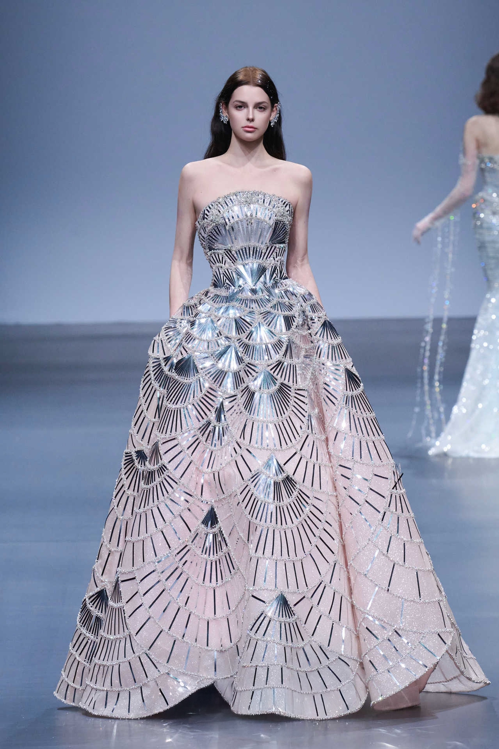 Linh Nga Couture giới thiệu BST Xuân Hè 2026 mang tên Azure Reverie tại Thượng Hải - Ảnh 2. Linh Nga Couture giới thiệu BST Xuân Hè 2026 mang tên Azure Reverie tại Thượng Hải - Ảnh 2.