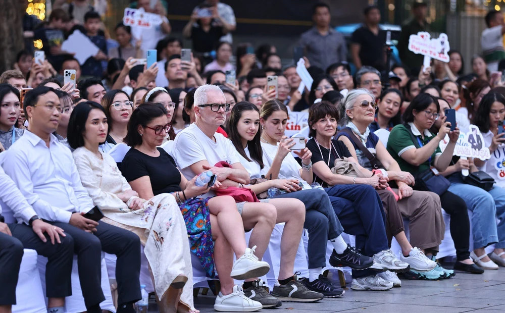 Live Concert “Hà Nội bình yên” bên bờ hồ Hoàn Kiếm - Ảnh 7.