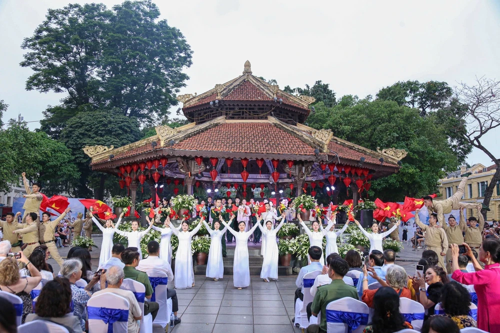 Live Concert “Hà Nội bình yên” bên bờ hồ Hoàn Kiếm - Ảnh 5.