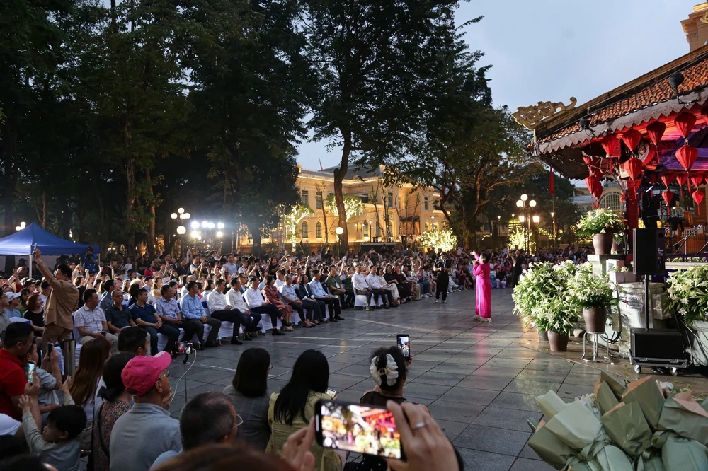 Live Concert “Hà Nội bình yên” bên bờ hồ Hoàn Kiếm - Ảnh 6.