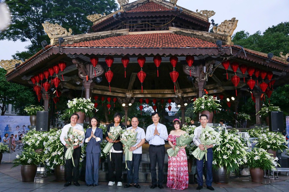 Live Concert “Hà Nội bình yên” bên bờ hồ Hoàn Kiếm - Ảnh 2.