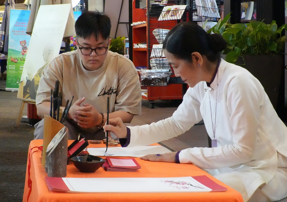 Sôi động Ngày hội Sách và Văn hóa đêm tại Thành phố Hồ Chí Minh - Ảnh 3.