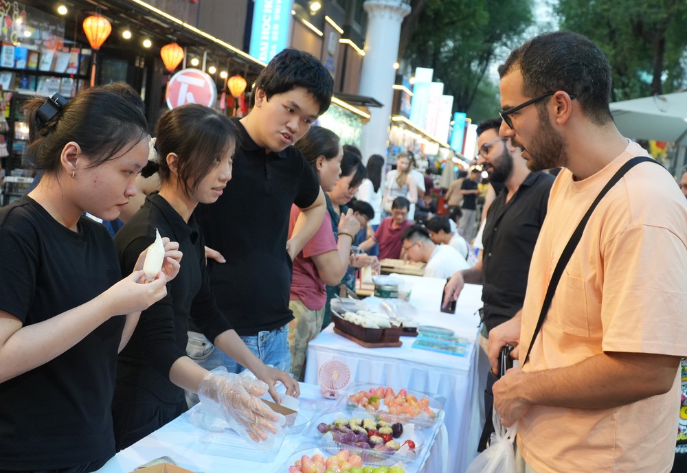 Sôi động Ngày hội Sách và Văn hóa đêm tại Thành phố Hồ Chí Minh - Ảnh 8.