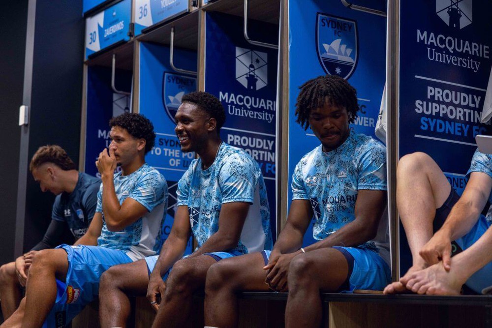 Al Hassan Toure (giữa) trong phòng thay đồ của FC Sydney