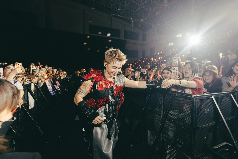 Showcase J-UNZIP của Jun Phạm: Tri ân người hâm mộ và lan tỏa tinh thần sống đẹp - Ảnh 1.