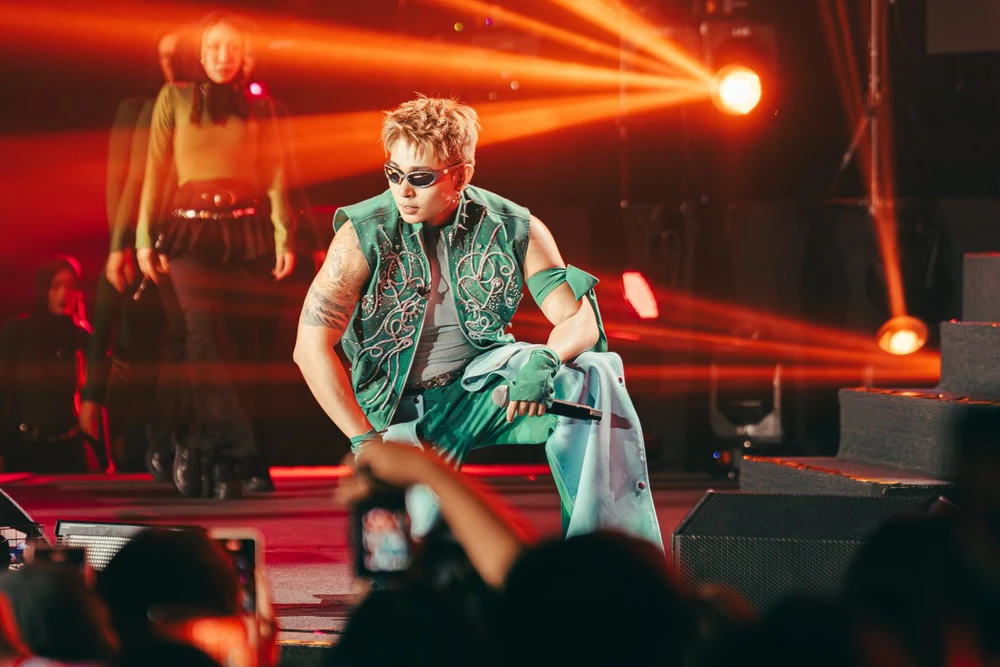 Showcase J-UNZIP của Jun Phạm: Tri ân người hâm mộ và lan tỏa tinh thần sống đẹp - Ảnh 2.