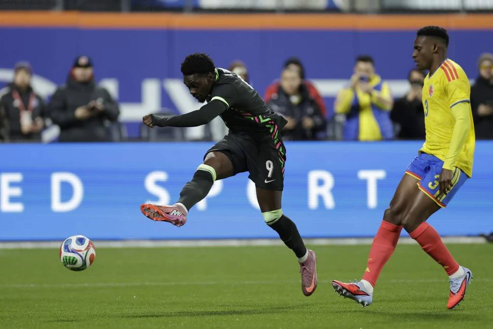 Mohamed Toure trong trận giao hữu gặp Colombia