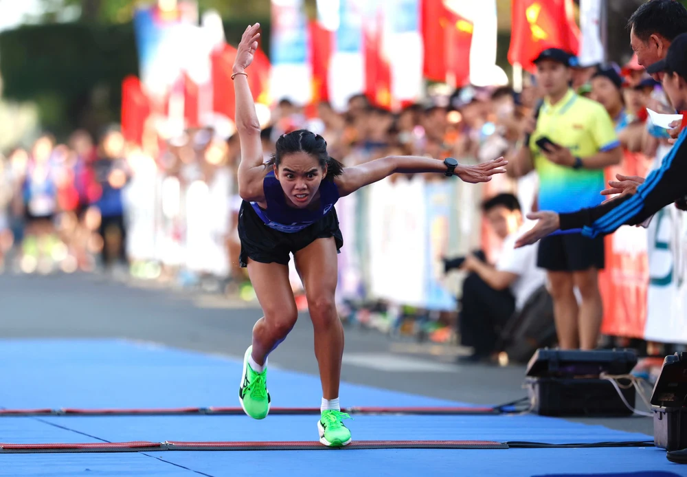 Chân chạy nữ hàng đầu Việt Nam bò về đích ở giải Tiền Phong Marathon 2026 - Ảnh 2.