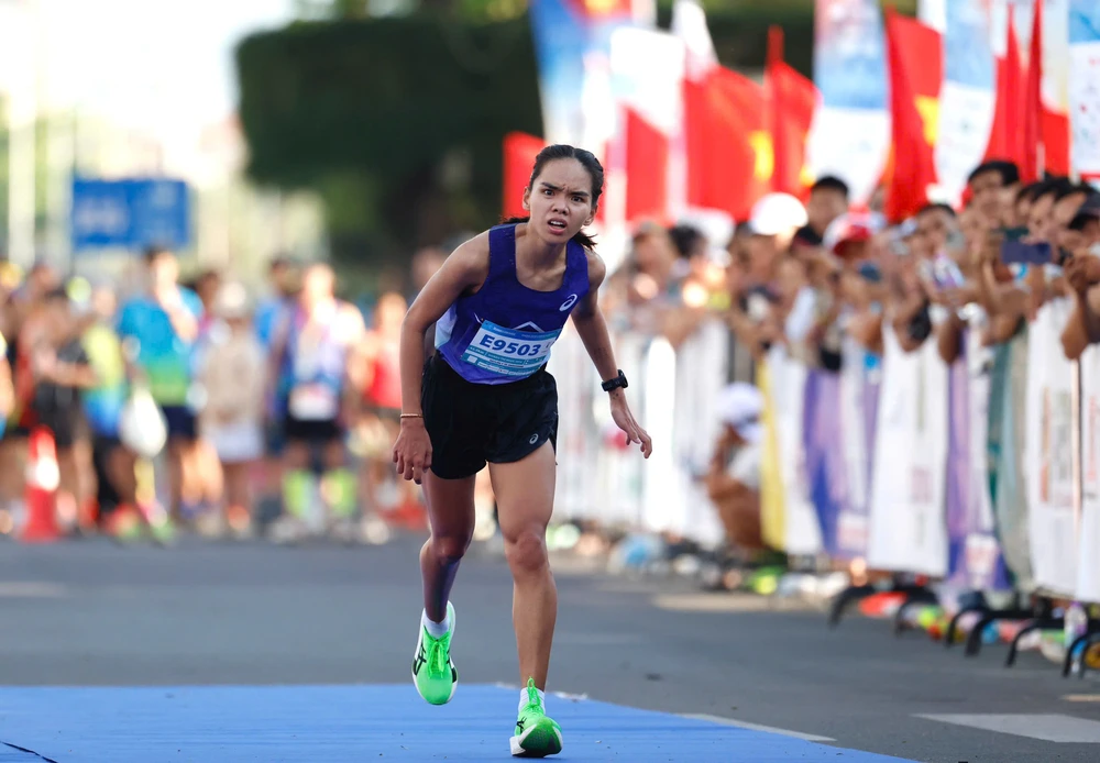 Chân chạy nữ hàng đầu Việt Nam bò về đích ở giải Tiền Phong Marathon 2026 - Ảnh 1.
