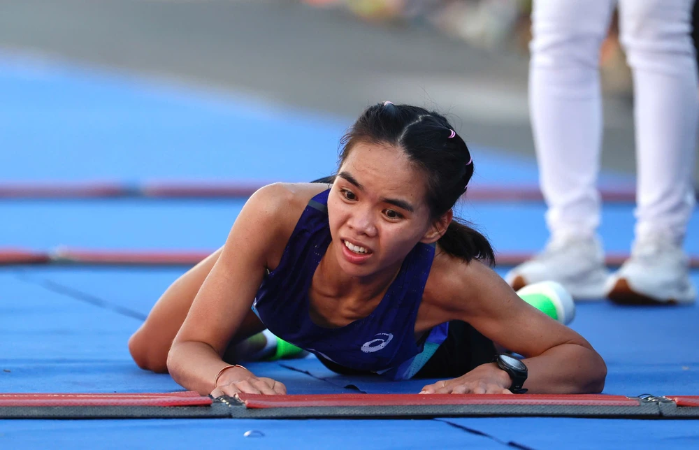 Chân chạy nữ hàng đầu Việt Nam bò về đích ở giải Tiền Phong Marathon 2026 - Ảnh 3.