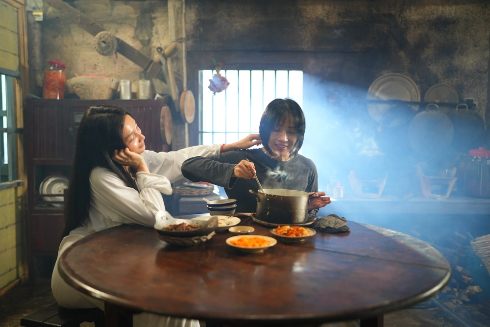 Phim "Quỷ nhập tràng 2": Ghi điểm nhờ chất keo tình chị em - Ảnh 1. Phim "Quỷ nhập tràng 2": Ghi điểm nhờ chất keo tình chị em - Ảnh 1.