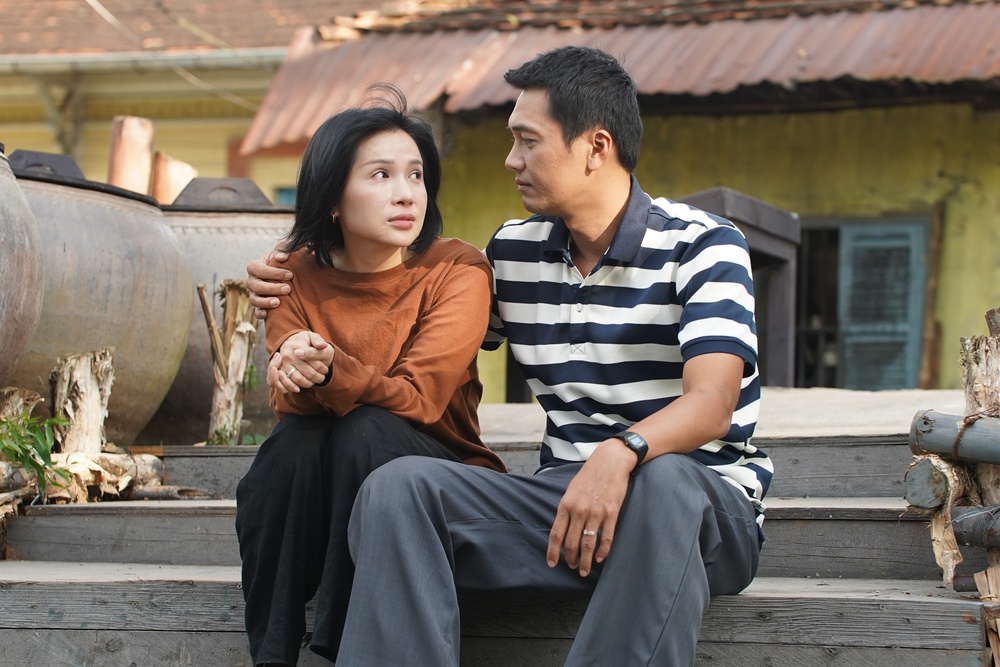 Phim "Quỷ nhập tràng 2": Ghi điểm nhờ chất keo tình chị em - Ảnh 2. Phim "Quỷ nhập tràng 2": Ghi điểm nhờ chất keo tình chị em - Ảnh 2.