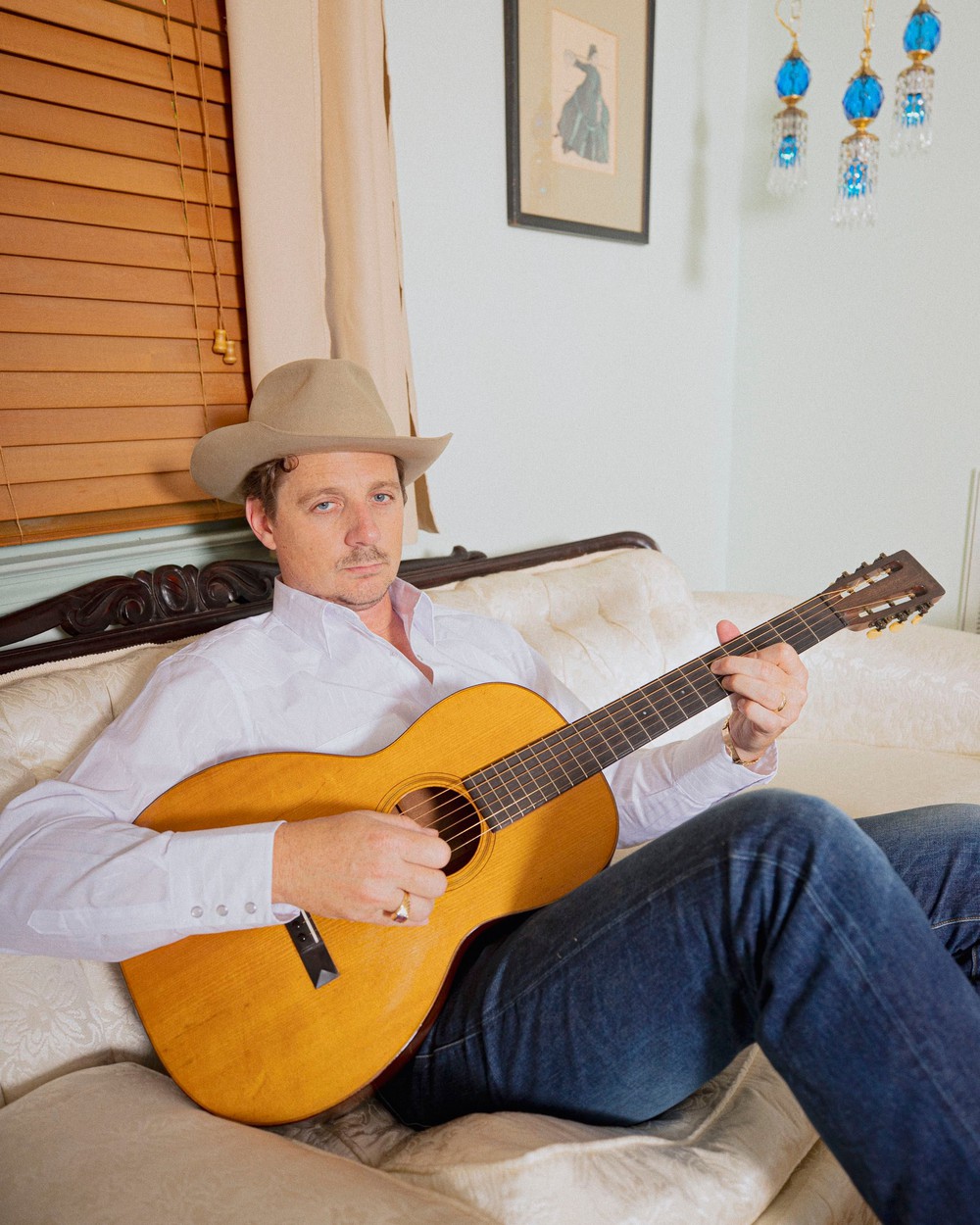 Album "Mutiny After Midnight" của Johnny Blue Skies & The Dark Clouds: Nối lại sợi dây hữu hình giữa âm nhạc và khán giả - Ảnh 2.