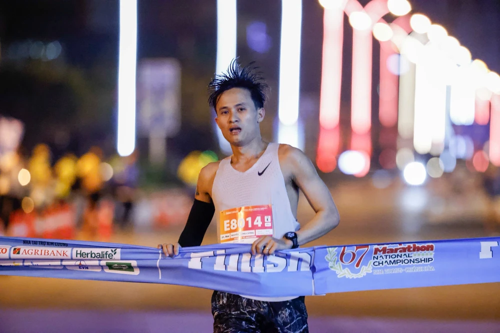 Hoàng Nguyên Thanh lập kỷ lục ở Tiền Phong Marathon, Trung Cường vô đối cự ly half marathon - Ảnh 2.
