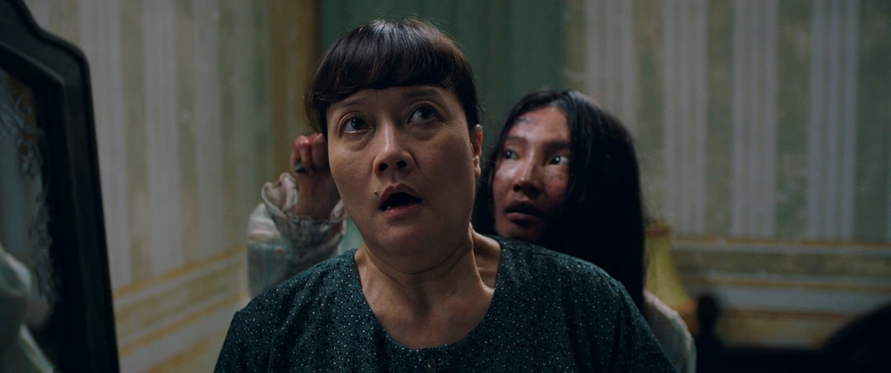 Phim "Quỷ nhập tràng 2": Ghi điểm nhờ chất keo tình chị em - Ảnh 4. Phim "Quỷ nhập tràng 2": Ghi điểm nhờ chất keo tình chị em - Ảnh 4.