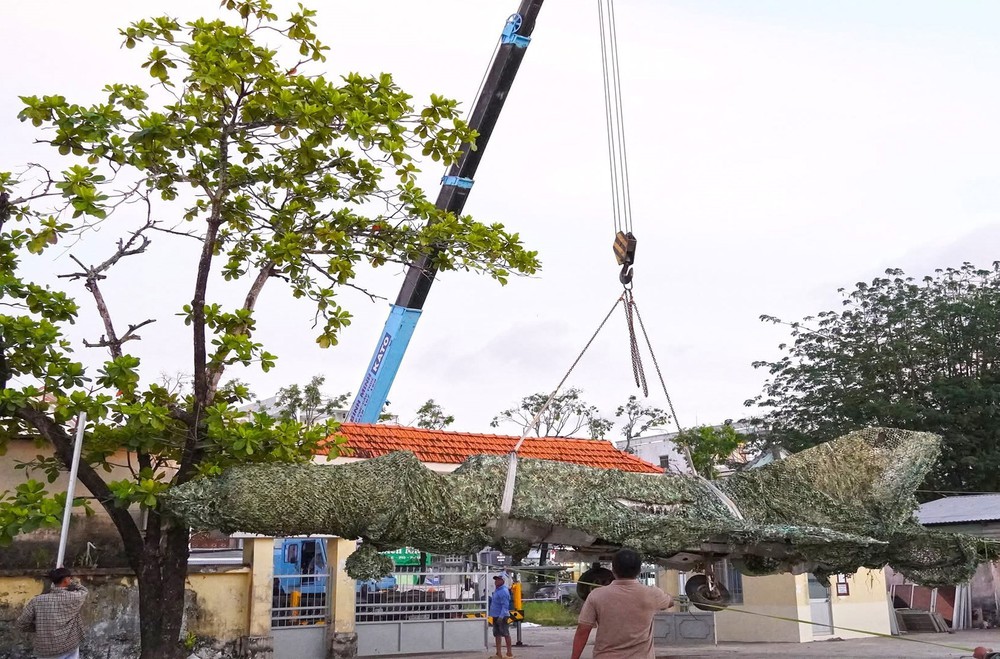 Cà Mau: Di dời để bảo tồn chiếc máy bay tiêm kích MiG-21 sau bốn thập kỷ bị "bỏ quên" - Ảnh 3.